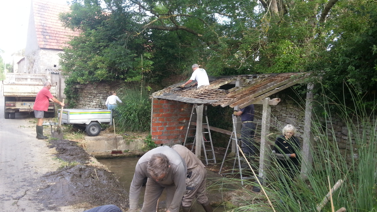 28 06 2014 - nettoyage du lavoir rue d'Ozeville