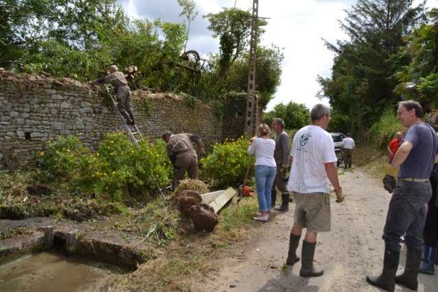 28 06 2014 - nettoyage du lavoir rue d'Ozeville